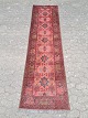 Orientalsk 
tæppe fra 
1990erne.
Det har 
brugsspor.
Bredde 80cm 
Længde 303cm