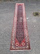 Orientalsk 
tæppe fra 
1990erne.
Det har 
brugsspor.
Bredde 103cm 
Længde 507cm