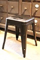 Original gammel 
fransk Tolix 
taburet i 
sortmalet metal 
med fin patina.
H: 45cm. Top 
31x31cm. ...