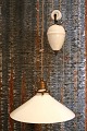 Original , 
gammel 
skomagerlampe 
med hvid opal 
glasskærm og 
originalt hejse 
/ sænke ophæng 
med ...