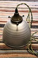 Gammel 
industriel 
loftslampe med 
glasskærm i mat 
sølv på 
ydersiden og 
fattigmandssølv 
belægning ...
