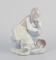 NAO, Spanien.
Porcelænsfigur 
af pige som 
holder hvil. 
Underglasur.
Ca. ...