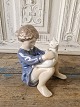 Royal 
Copenhagen 
figur - Pige 
med kat 
No. 4631, 1. 
sortering
Højde 15 cm.
Design: John 
Calster