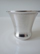 Georg Jensen 
(1904 -) - 
hammerslået 
sterling 
sølvbæger  
Design 391 B 
(GJ design). 
Stempel efter 
...