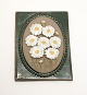 Jie-Keramik, 
Gantofta, 
Sweden, Lille 
relief med 
hvide blomster 
"Prästkrage fra 
Skåne". Design 
...
