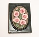 Jie-Keramik, 
Gantofta, 
Sweden, Lille 
relief med 
lyserøde 
blomster. 
Design Aimo. 
Formnr. 841. 
...