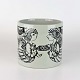 Urtepotteskjuler 
i porcelæn med 
motiv i sort 
streg af to 
engle og 
guirlander med 
kræmmerhuse med 
...