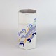 Sekskantet vase 
hvidt porcelæn 
med blå og grøn 
streg dekoreret 
med blomster og 
guld motiv. Nr. 
1 ...