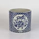 Urtepotteskjuler 
i porcelæn med 
motiv i blå 
streg af 
kineser samt 
titlen Øst. Nr. 
...