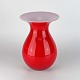 Vase i rødt 
mundblæst glas. 
Model Shape
Design Peter 
Svarrer
Producent ...
