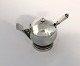 Georg Jensen. 
Pyramide. 
Sterling (925). 
Sennepskrukke 
med indvendig 
grøn emalje 
samt ske. Model 
...