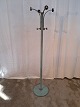 Stumtjener i 
metal, fra 
2000erne.
Den har 
brugsspor.
Højde 171cm 
Diameter på 
foden 35cm