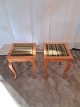 2 Skamler i 
massivt 
fyrretræ, fra 
1920erne.
De har 
brugsspor.
Højde 49cm 
Bredde 38cm 
Dybde 38cm