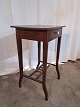 Bord i massivt 
egetræ, fra 
1910erne.
Det har 
brugsspor.
Højde 78cm 
Bredde 55cm 
Dybde 40cm