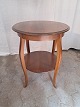Sidebord i 
massivt egetræ, 
fra 1920erne.
Det har 
brugsspor.
Højde 58cm 
Diameter 47cm
