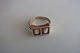 Unika ring i 14 
Karat guld med 
2 mælketænder 
indfattet
Stemplet: 585
Design: P. H. 
Jensen, ...
