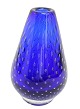 Dråbeformet 
vase med bobler 
i Koboltfarvet 
glas. 
Rundslebet i 
bund. Højde 14 
cm. Største ...