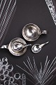 Et par små 
Georg Jensen 
saltkar med ske 
i sterlingsølv 
med hank.
H:1,8cm. 
Dia.:3,5cm. 
(Sælges ...