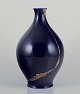 James Guitet 
(1925–2010) for 
Sèvres.
Stor unika 
porcelænsvase.
Hånddekoreret 
med forgyldte 
...