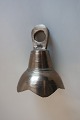 A beautiful old little bell,with a little 
decoration
Made of brass
H: 5cm
In a good condition, but the little piece of 
metal to make the sound is not there 
Please look at our other articles for bells