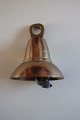 Smuk, gammel 
klokke, let 
udsmykket
Messing
Smuk klang
H: 4,5cm
Flot stand
Se også vore 
...