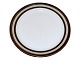 Arabia Finland 
Karelia, 
middagstallerken.

Diameter 23,7 
cm.
Der er slid i 
glasuren ellers 
...