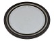 Arabia Finland 
Karelia, stor 
middagstallerken.

Diameter 26,1 
cm.
Der er slid i 
glasuren ...
