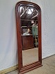 Spejl i fineret 
mahogni, fra 
1900erne.
Det har 
brugsspor og en 
reparation.
Højde 136cm 
Bredde 49cm