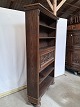 Reol i fineret 
egetræ, fra 
1930erne.
Den har 
brugsspor.
Højde 197cm 
Bredde 121cm 
Dybde 32cm
