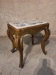 Guldmalet 
sidebord med 
kakler, fra 
1910erne.
Det har 
brugsspor.
Højde 51cm 
Bredde 45cm 
Dybde 31cm