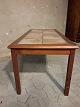 Sofabord i 
fineret teaktræ 
med kakler, fra 
1960erne.
Det har 
brugsspor.
Højde 50cm 
Bredde 53cm ...