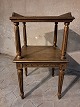 Malet lampebord 
fra 1980erne.
Det har 
brugsspor.
Højde 74cm 
Bredde 42cm 
Dybde 42cm