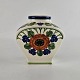 Vase af 
fajance, med 
motiv af blå 
blomster og 
ranker.
520/661
Producent 
Royal 
Copenhagen ...
