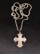 Sterling sølv 
Dagmar kors 2,6 
x 2 cm. og 
sterling sølv 
kæde 38 cm. 
emne nr. 609560