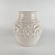 Hvid vase af 
keramik, med 
motiv af geder.
Producent L. 
Hjorth
Højde 16,5 cm
Diameter 15 cm