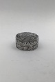 Kinesisk ? Sølv 
Pilleæske  
Måler Diam 3.7 
cm (1.45 inch) 
H 1.9 cm (0.74 
inch) Vægt 
19.77 gr ...