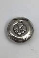 Bernhard Hertz 
Sølvplet Fransk 
Lilje Pilleæske 
Måler Diam 4.5 
cm (1.77 inch) 
H 1.7 cm ( 0.66 
...