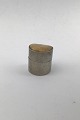 Umærket Sølv 
Pilleæske 
(Etui) Måler H 
2.3 cm (0.90) 
Diam 2 cm (0.78 
inch) Vægt 9.10 
gr (0.32 oz)