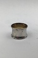 Dansk Sølv 
Servietring 
(Lille) Måler H 
1.8 cm (0.70) 
Diam 2.8 cm 
(1.10 inch) 
Vægt 2.65 gr 
(0.09 oz)