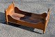 Brunmalet - 
ådret - 
barne/dukke 
seng, 19. årh. 
Danmark. L: 70 
cm. B.: 32 cm. 
H.: 33 cm. 
Fin stand!