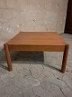 Kvadratisk 
sofabord i 
fineret egetræ, 
fra 1970erne.
Det har 
brugsspor.
Højde 38cm 
Bredde 75cm ...