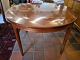 Hans J. Wegner 
kinabord udført 
i fineret 
mahogni m. 
tilhørende 
glasplade.
Fremstillet 
hos PP ...