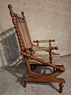 Rokkestol i 
massivt egetræ, 
fra 1980erne.
Den har 
brugsspor.
Ryghøjde 115cm 
Sædehøjde 44cm