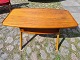 Dansk 
møbelproducent 
sofabord i 
fineret teak 
med underhylde 
samt stel i 
egetræ.
Fremsillet ca. 
...