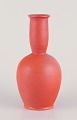 Svend 
Hammershøi for 
Kähler.
Keramikvase 
med smal hals. 
Orange 
uranglasur.
Ca. ...