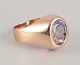 18 karat 
guldring prydet 
med lyseblå 
halvædelsten.
Klassisk 
modernistisk 
design.
Perfekt ...