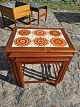 Indskudsborde i 
teak med 
kakler.
Kr. 2.200,-