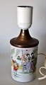 Kinesisk pensel 
bæger i 
porcelæn 
omgjort til 
lampe, 20. årh. 
Dekoreret med 
kvinder og børn 
i ...