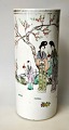 Kinesisk 
hatstand i 
porcelæn, 
Tongzhi, 19. 
årh. Dekoreret 
med kvinder i 
have og 
skrifttegn. ...