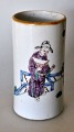 Kinesisk pensel 
bæger i 
porcelæn, 
Tongzhi, 19. 
årh. Dekoreret 
med mænd i have 
og flagermus. 
...